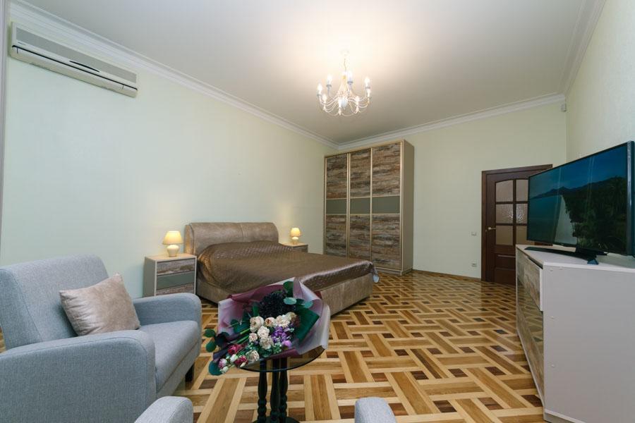 Vip 2 Bedroms Right Near Khreashatik * Kyiv